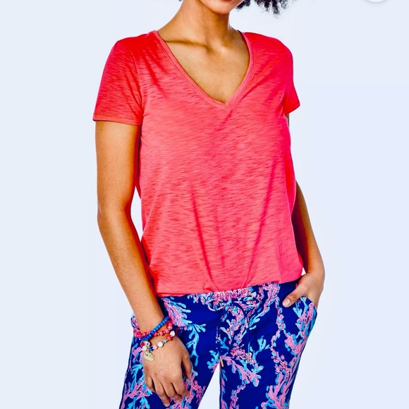 Lilly Pulitzer Etta V- Neck Coral Sands Tee- NWOT - Picture 1 of 8